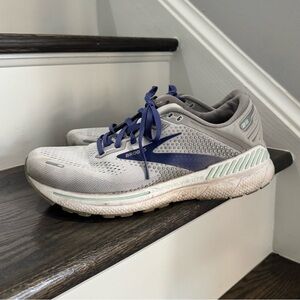 Brooks Woman’s Adrenaline GTS Gray Sneakers Size 10